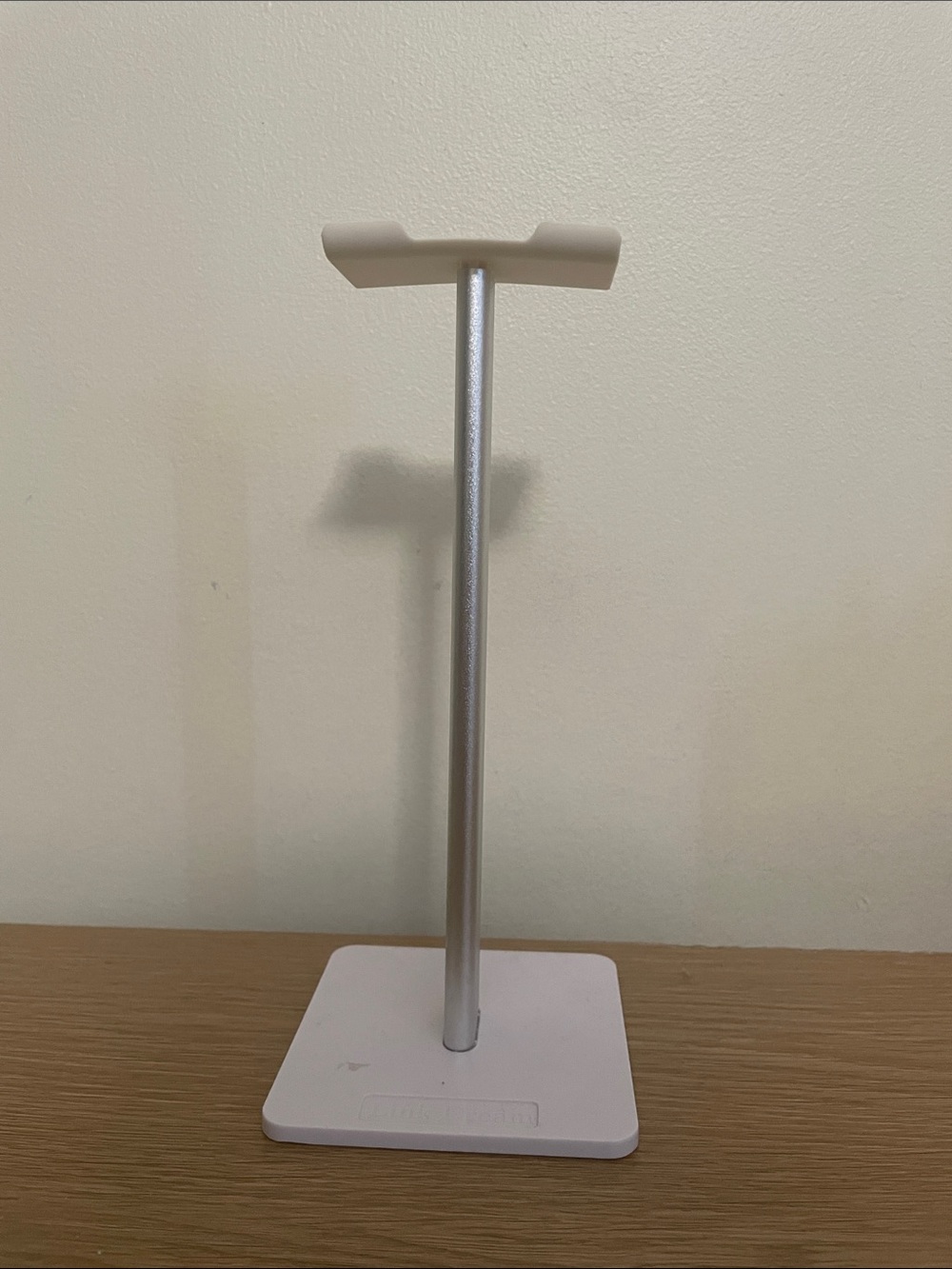 Minimalist White and Silver Mug Holder Stand